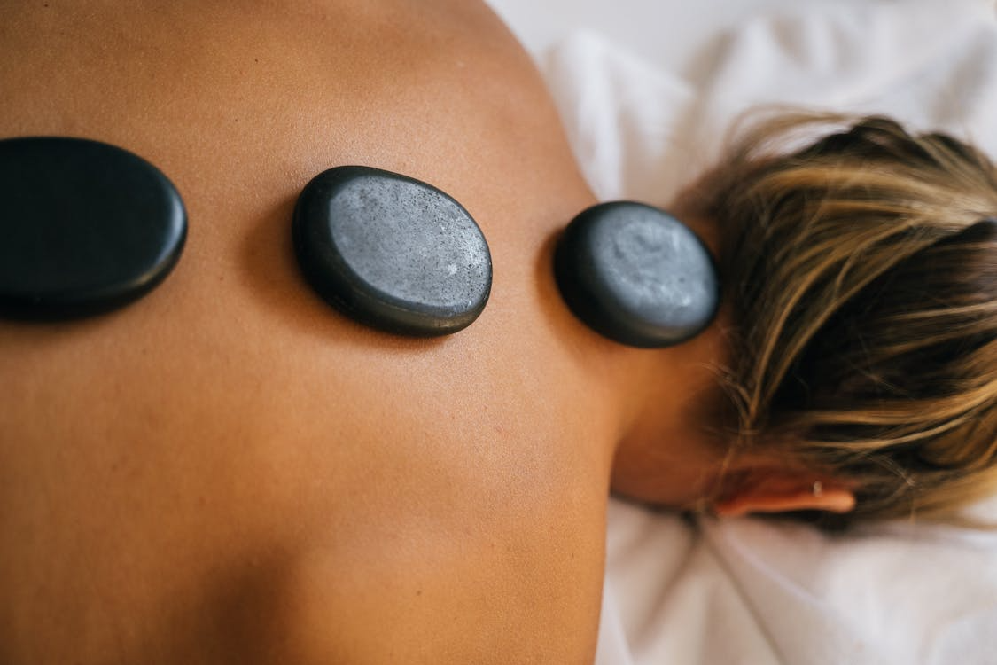 5 Benefits of Hot Stone Therapy You Can Feel After One Session